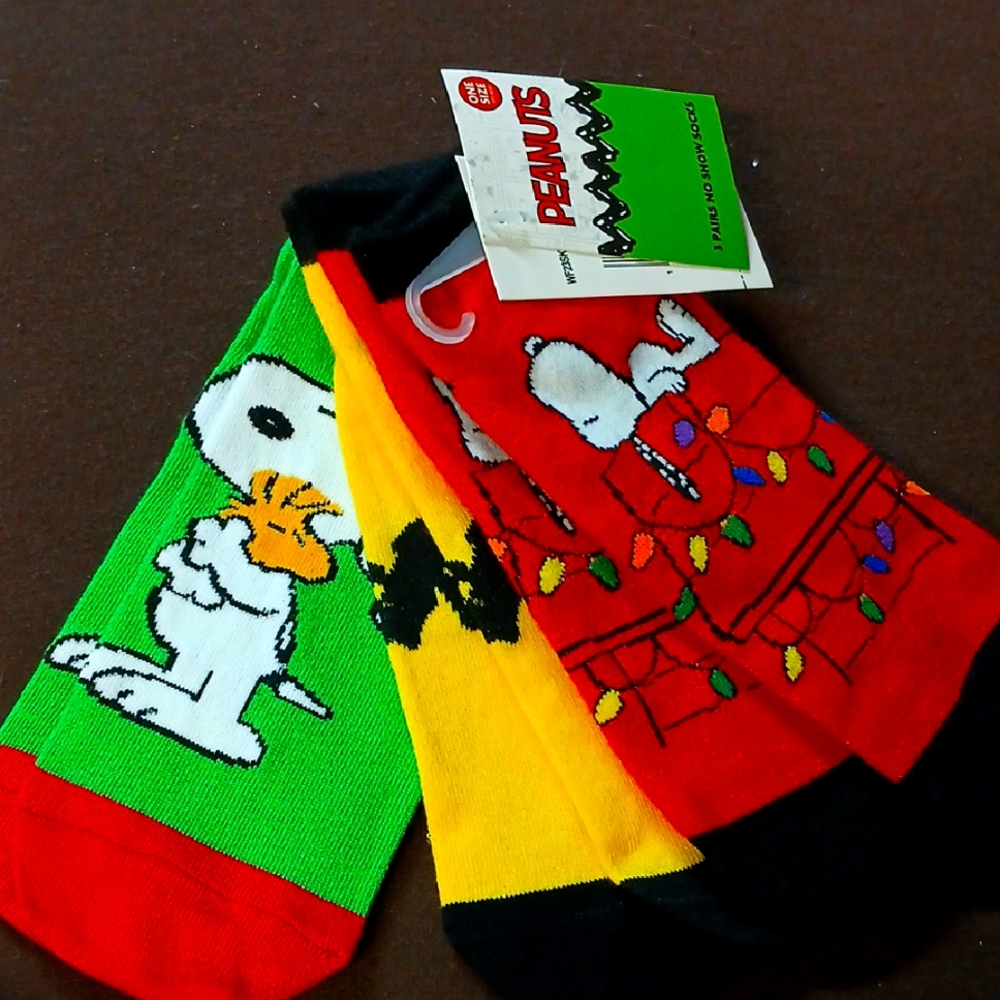 NWT PEANUTS no show Christmas socks.